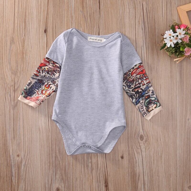 Langarm-Babybody mit Tattoo-Ärmel im Druckdesign – Rockbaby