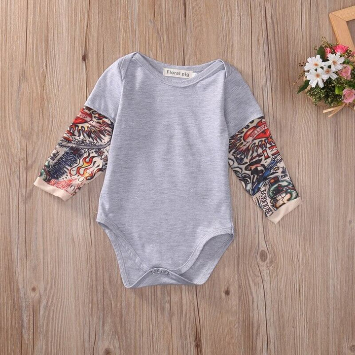 Langarm-Babybody mit Tattoo-Ärmel im Druckdesign – Rockbaby