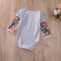 Langarm-Babybody mit Tattoo-Ärmel im Druckdesign – Rockbaby