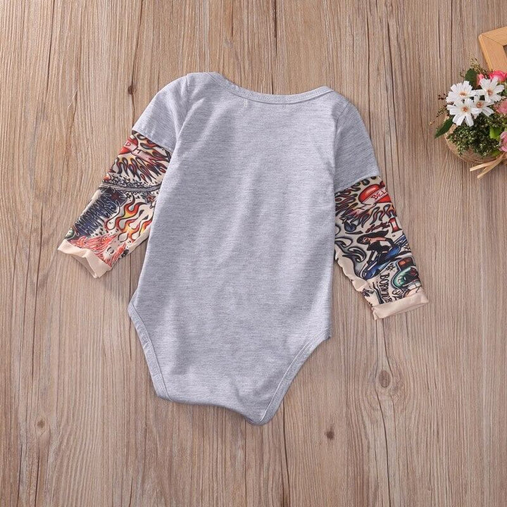 Langarm-Babybody mit Tattoo-Ärmel im Druckdesign – Rockbaby