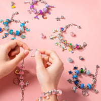 DIY-Armband Bastelset für Kinder mit Perlen, Anhängern & Geschenkbox