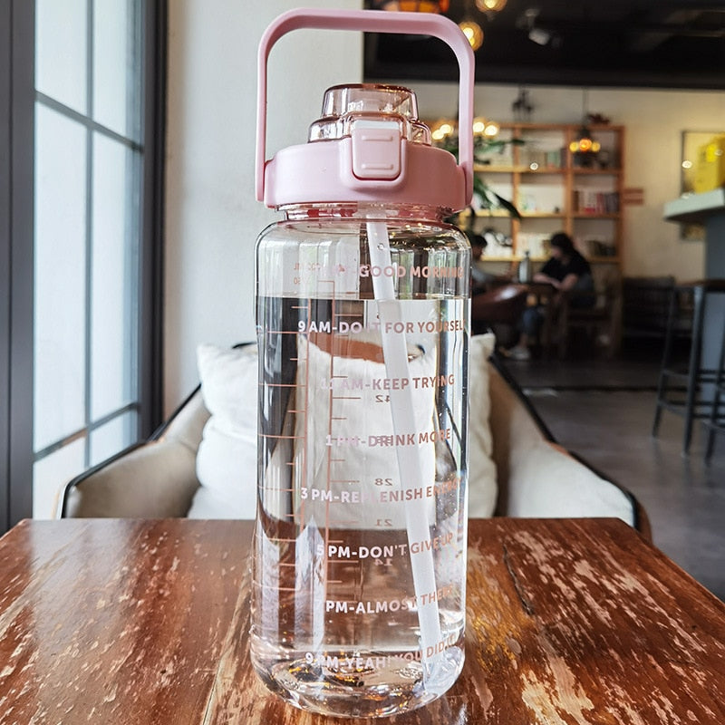 Wasserflasche | 2L | Zeitmarkierung | Langlebig | Trinkhalm | Praktisch | Vielseitig-Luzern Mode