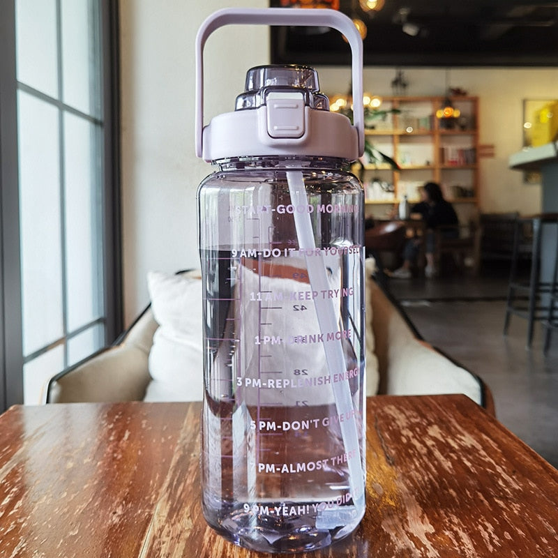 Wasserflasche | 2L | Zeitmarkierung | Langlebig | Trinkhalm | Praktisch | Vielseitig-Luzern Mode