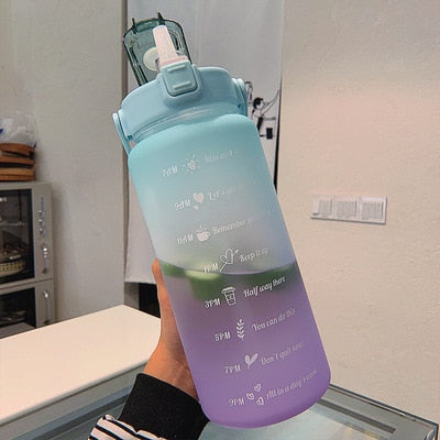 Wasserflasche | 2L | Zeitmarkierung | Langlebig | Trinkhalm | Praktisch | Vielseitig-Matt Grün-Lila-Luzern Mode