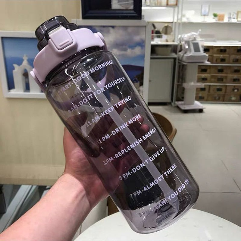Wasserflasche | 2L | Zeitmarkierung | Langlebig | Trinkhalm | Praktisch | Vielseitig-Transparent Lila-Luzern Mode