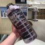 Wasserflasche | 2L | Zeitmarkierung | Langlebig | Trinkhalm | Praktisch | Vielseitig-Transparent Lila-Luzern Mode