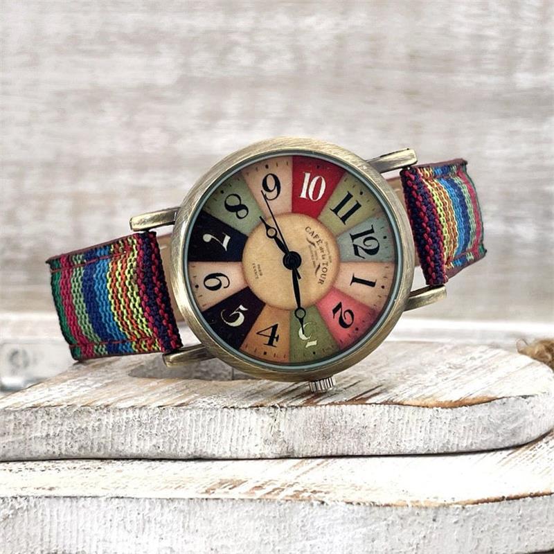 Uhr mit mehrfarbigem Regenbogen-Muster & Geflochtenem Band – Elyvra