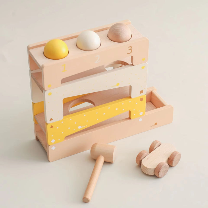 Motorik-Kugelbahn aus Holz mit Hammer und Auto – Spielschub