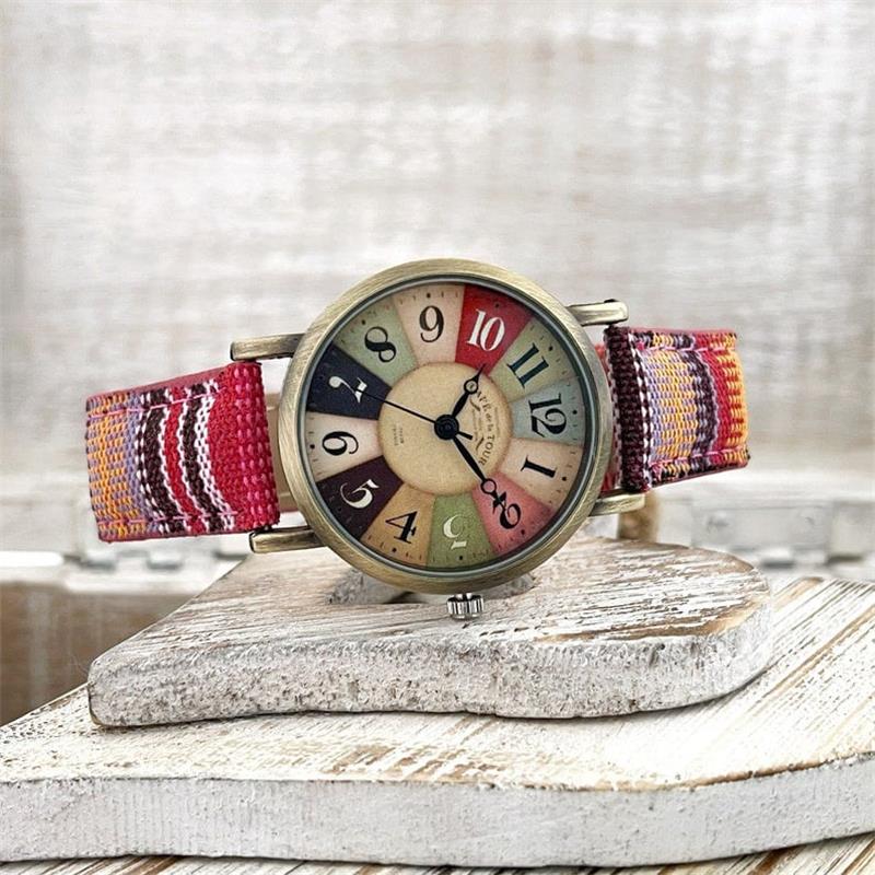 Uhr mit mehrfarbigem Regenbogen-Muster & Geflochtenem Band – Elyvra