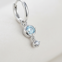 Asymmetrische Feder-Ohrringe - FeatherCharm 