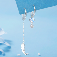 Asymmetrische Feder-Ohrringe - FeatherCharm 