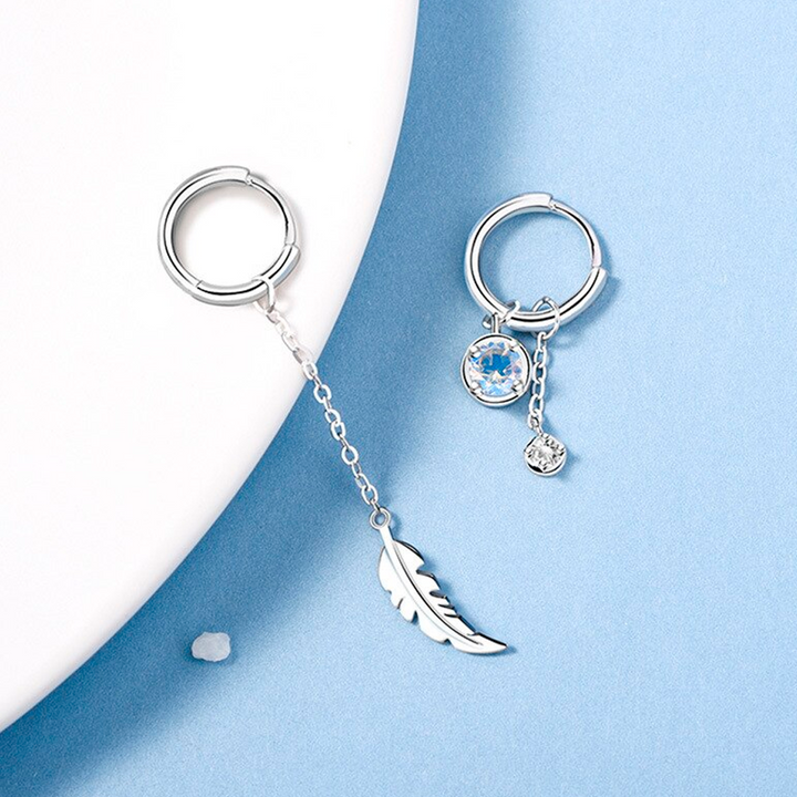Asymmetrische Feder-Ohrringe - FeatherCharm 