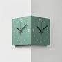 Decoratieve Hoekwandklok Met 2 Wijzerplaten - Angleclock
