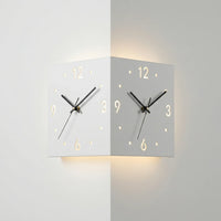 Decoratieve Hoekwandklok Met 2 Wijzerplaten - Angleclock