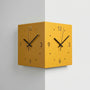 Decoratieve Hoekwandklok Met 2 Wijzerplaten - Angleclock