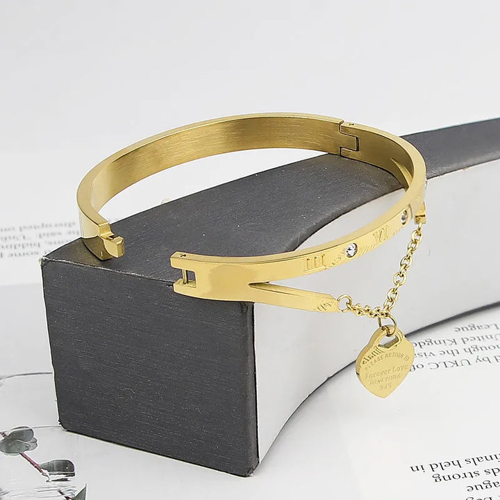 Elegantes Armreifdesign - HeartEmbrace 