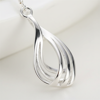 Hängende Tropfenohrringe - DropCharm 