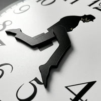 Humorvolle Wanduhr - TickleStride
