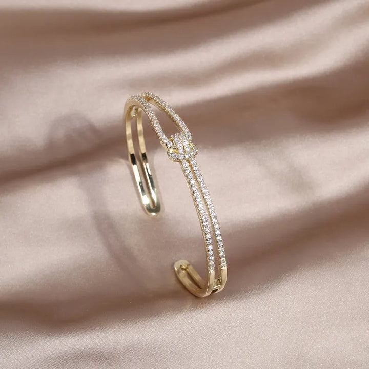 Kunstvoll Gestaltetes Armreif - GoldKnot 