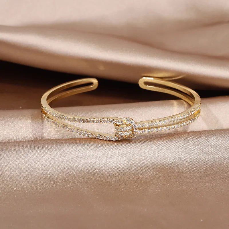 Kunstvoll Gestaltetes Armreif - GoldKnot 