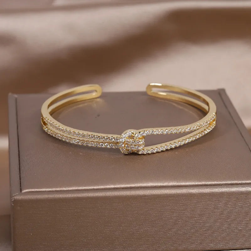 Kunstvoll Gestaltetes Armreif - GoldKnot 