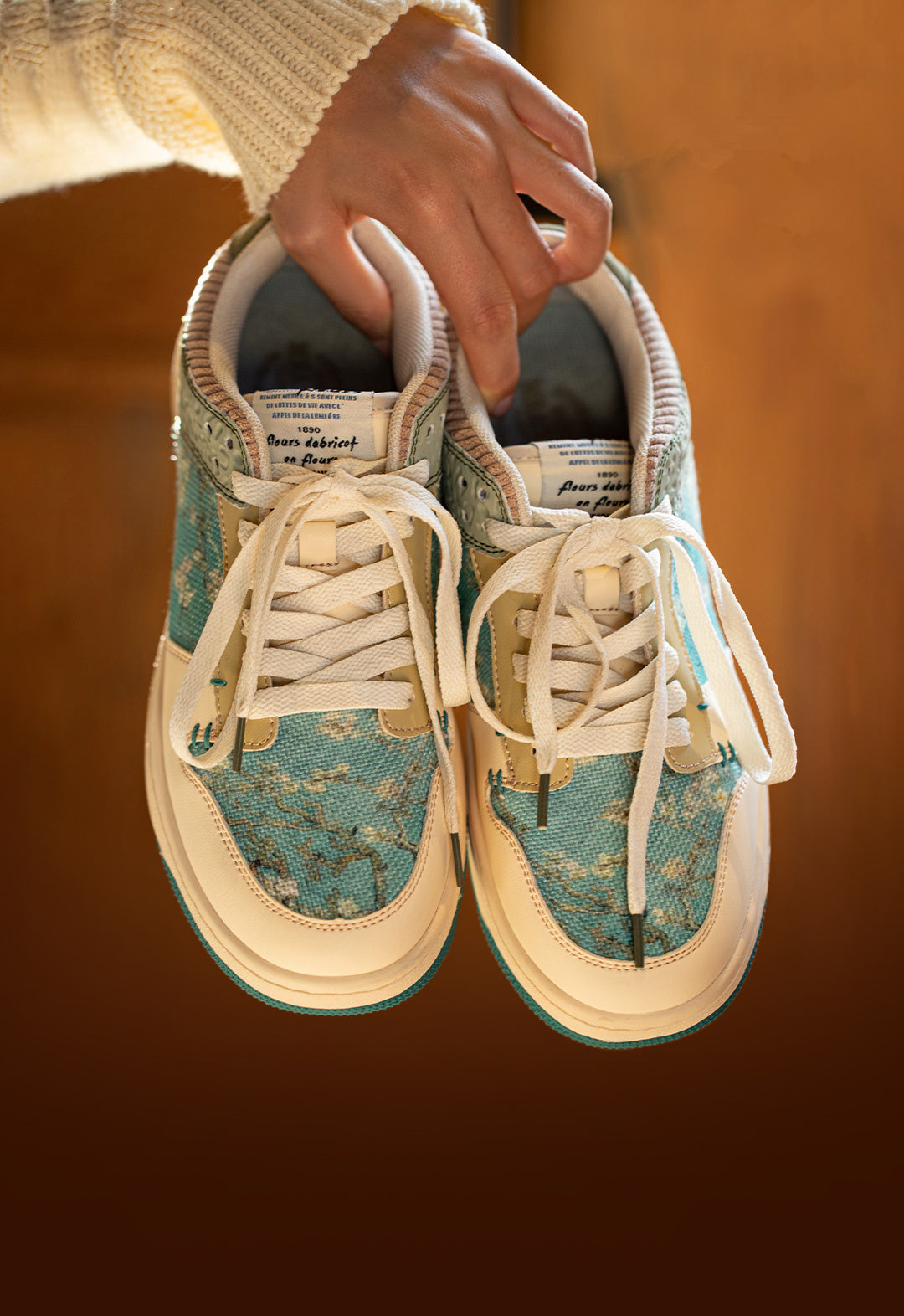 Stilvolle Unisex Kunst-Sneakers mit Mandelblüten-Print – Arta