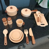 Holz-Küchenspielzeug mit Baumstammoptik für Rollenspiele & Lernspaß