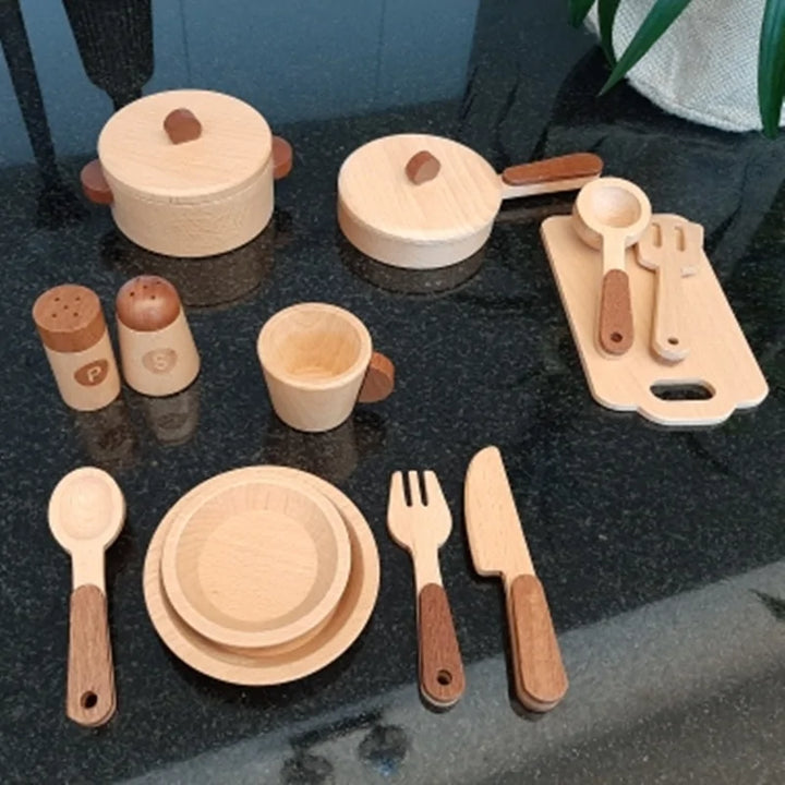 Holz-Küchenspielzeug mit Baumstammoptik für Rollenspiele & Lernspaß