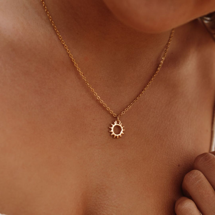 Halskette für Damen | Gold | Sonnenanhänger | Dezent | Stilvoll-Luzern Mode