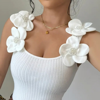 Damen Top mit Blumenapplikation und Perlendetails-Luzern Mode