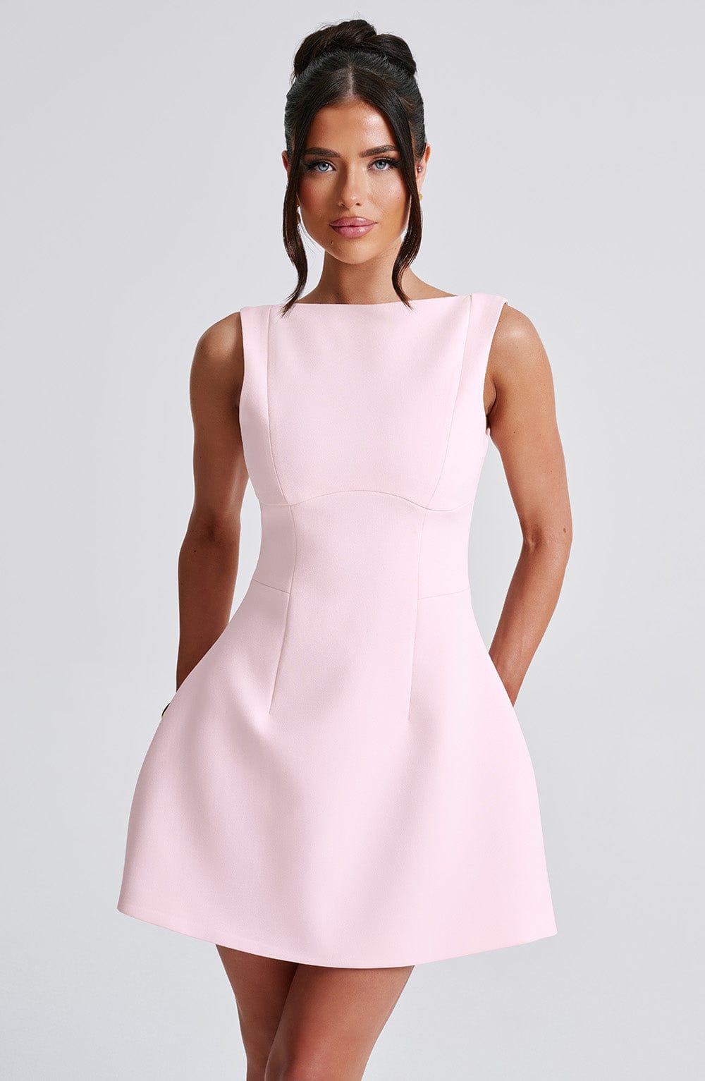 Ärmelloses rosa Mini-Sommerkleid mit Halsband – Naomi