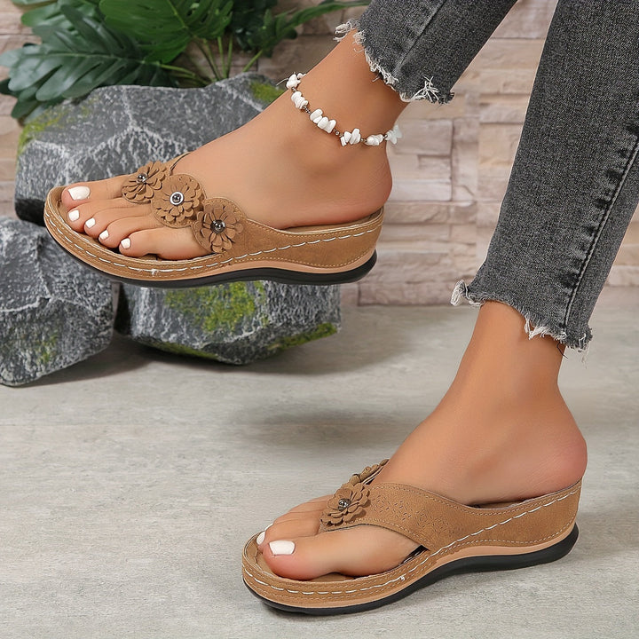 Braune Damen Sandalen | Offenes Design | Blumenmotiv | Gummisohle-Luzern Mode