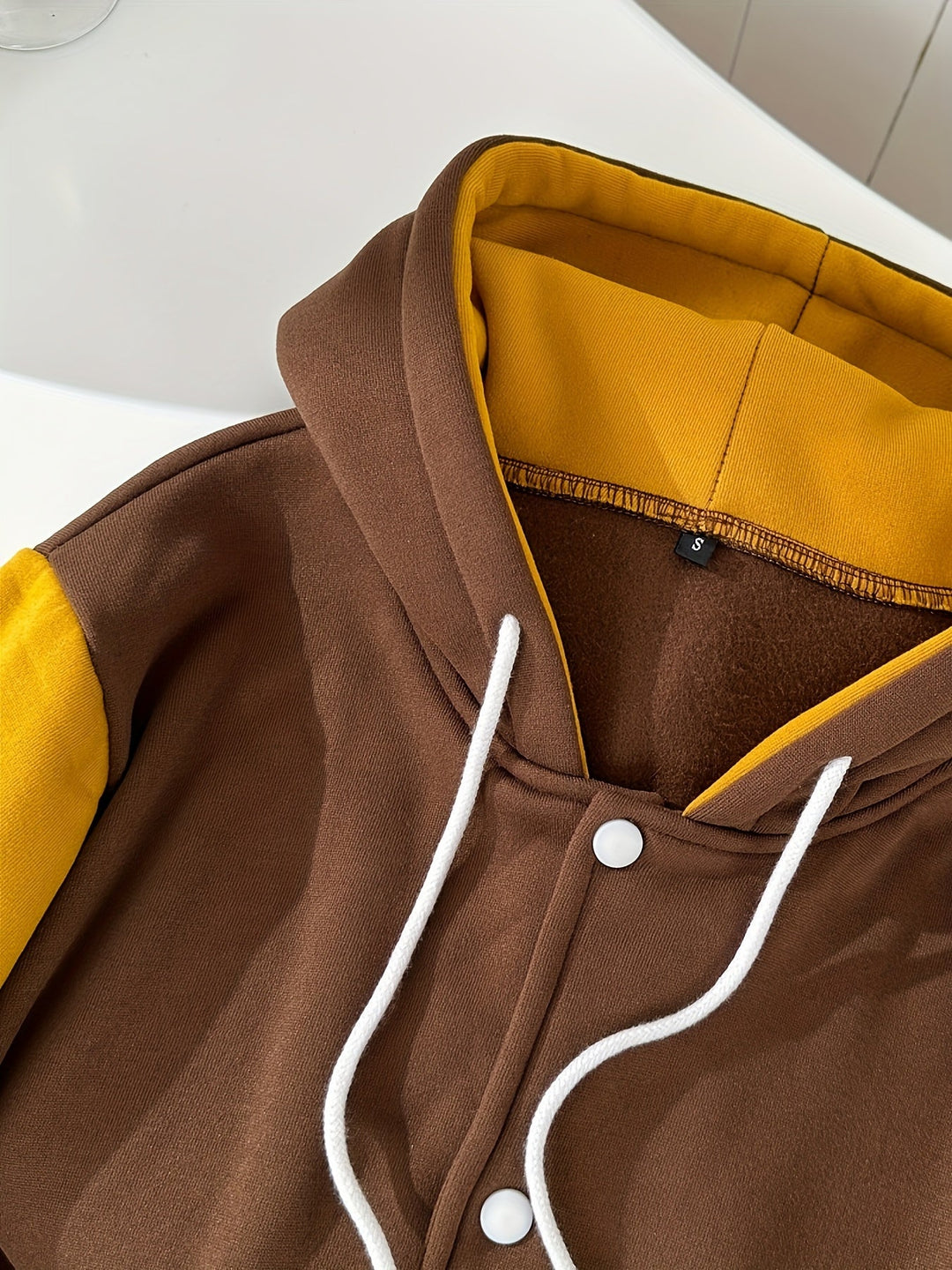 Unisex Collegejacke mit Streifenärmeln und Tasche-Luzern Mode