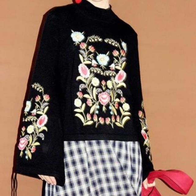 Damen Pullover mit Blumenstickerei - Modischer Strickpullover-Schwarz-XS-Luzern Mode