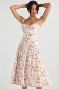 Frau in geblümtem Sommerkleid, weiß-rosa, ärmellos, knielang, elegantes Design.