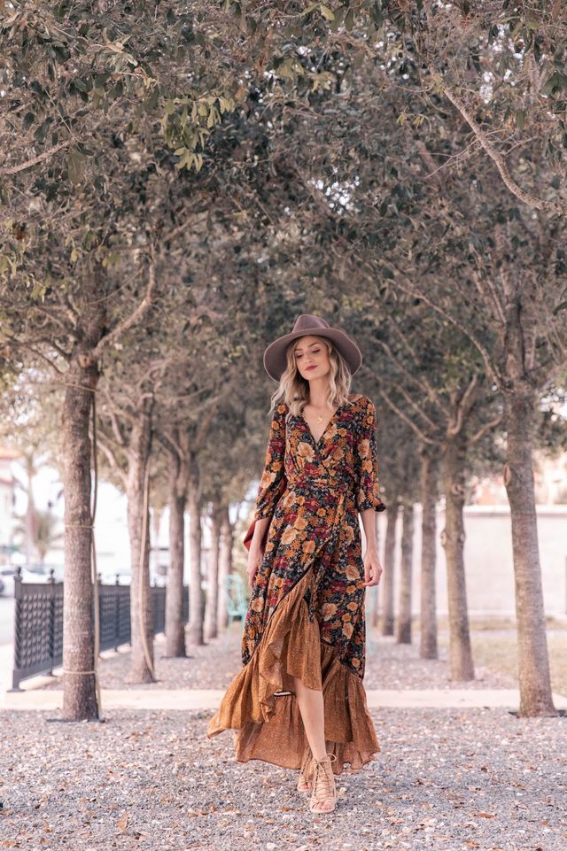 Boho Maxikleid mit Blumenmuster und Volant-Details-Luzern Mode