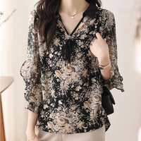Elegante Damenbluse mit Blumendruck und V-Ausschnitt-Luzern Mode