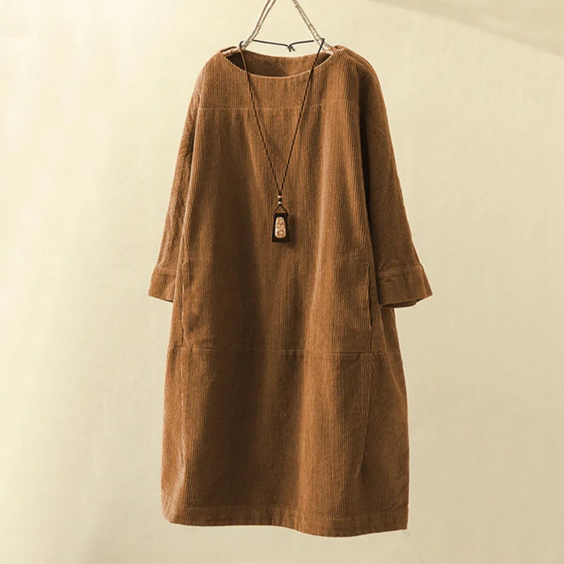 Braunes Cordkleid mit langen Ärmeln, lässiger Stil, Damenmode, Herbstkleidung, hängend.
