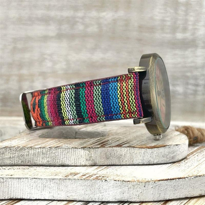 Uhr mit mehrfarbigem Regenbogen-Muster & Geflochtenem Band – Elyvra