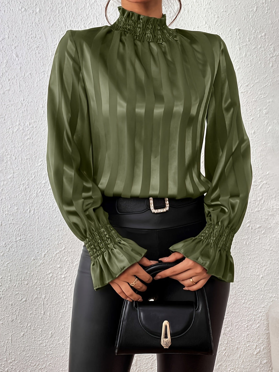 Satin Damenbluse mit langen Ärmeln und gerüschtem Kragen – Noëlle