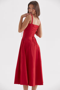 Frau in rotem, ärmellosem Kleid mit Schnürung, knielang, elegantes Abendkleid, Modefotografie.