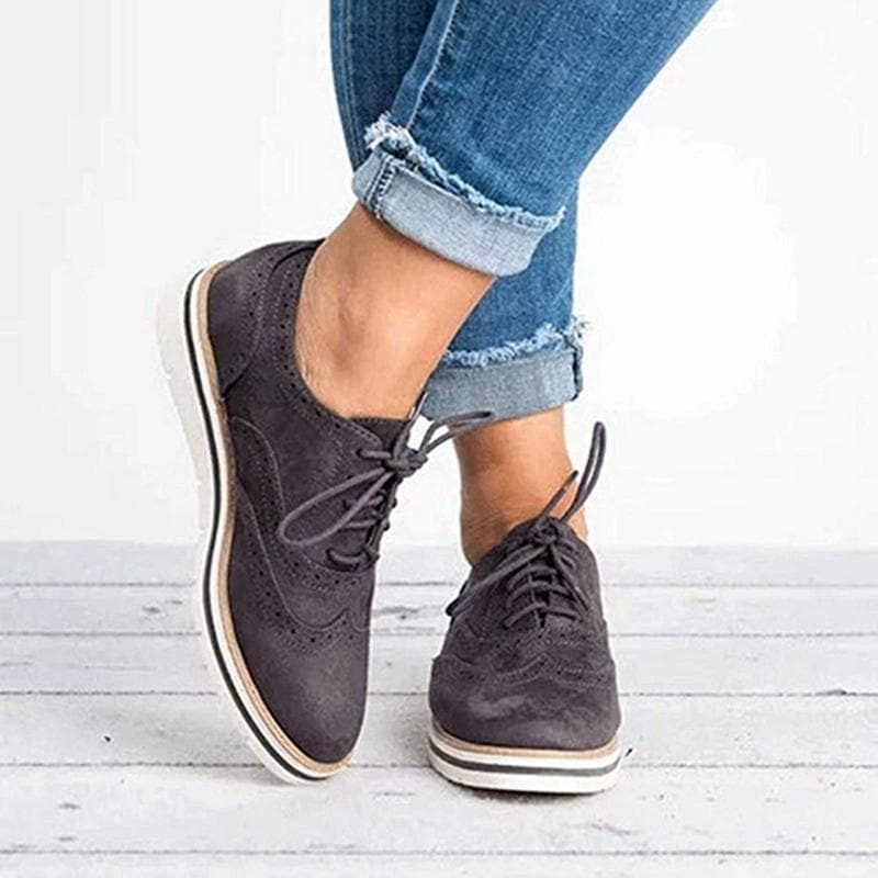 Damen Derby Schuhe aus Wildleder mit Broguedetails – Carisse