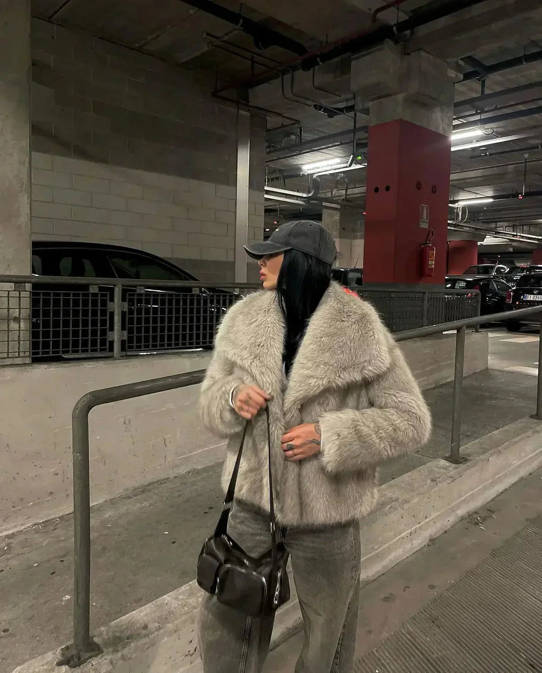 Damen Kunstpelzjacke mit Tasche - Wintermode Trend 2023-Luzern Mode