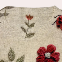 Bestickter Damenpullover mit Blumen- und Insektenmotiv-Luzern Mode