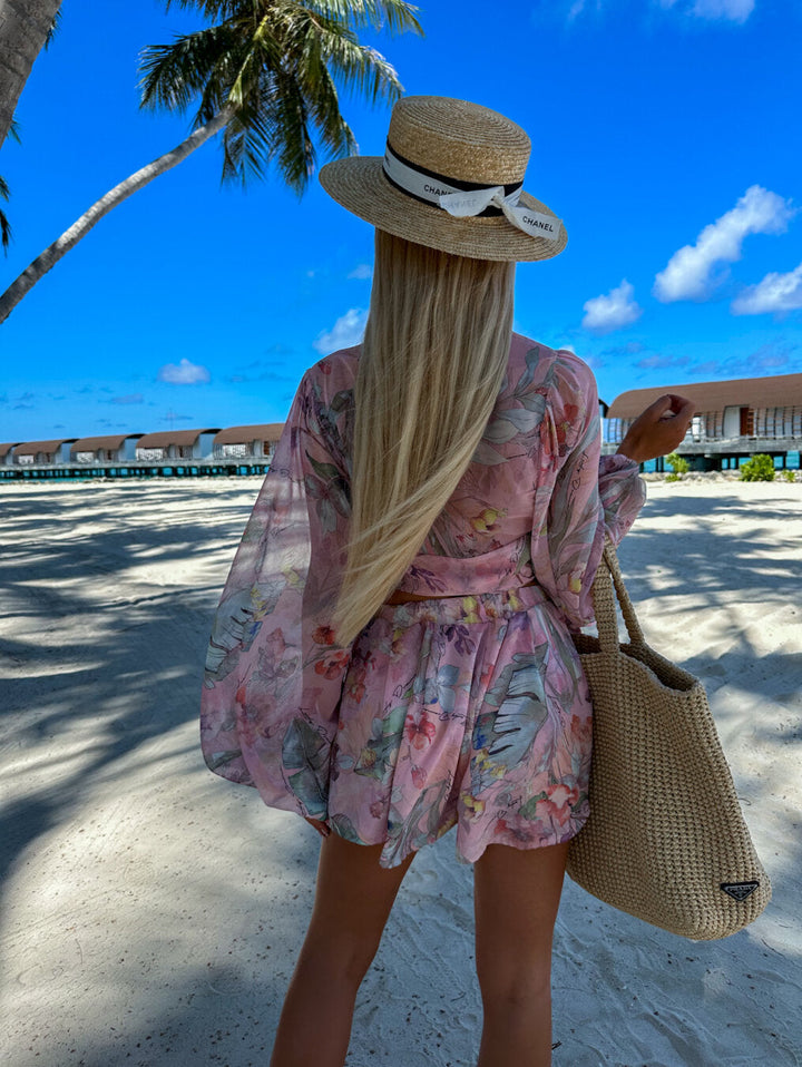 Sommerliches Damenkleid mit Strohhut für Strandurlaub-Luzern Mode