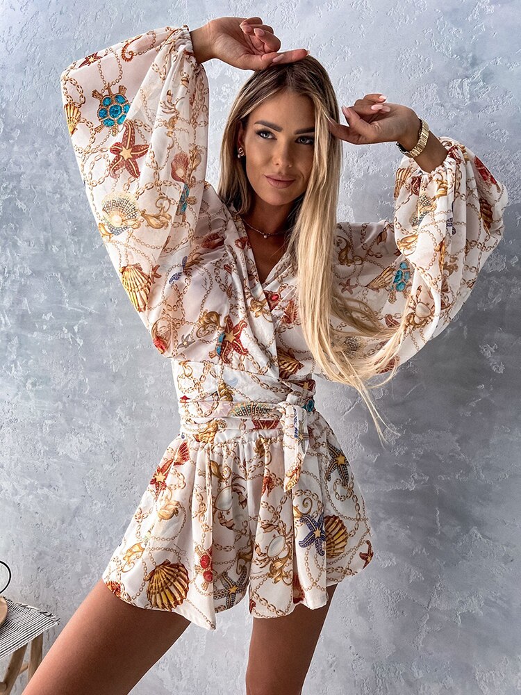 Sommerliches Damenkleid mit Strohhut für Strandurlaub-Luzern Mode