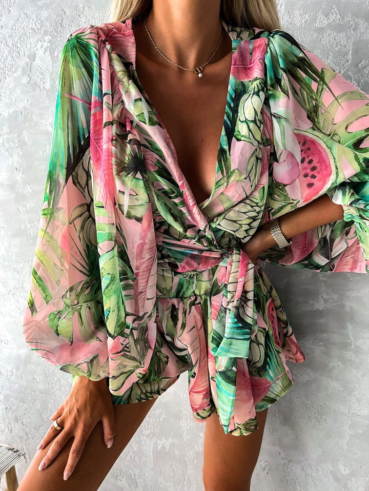 Sommerliches Damenkleid mit Strohhut für Strandurlaub-Luzern Mode