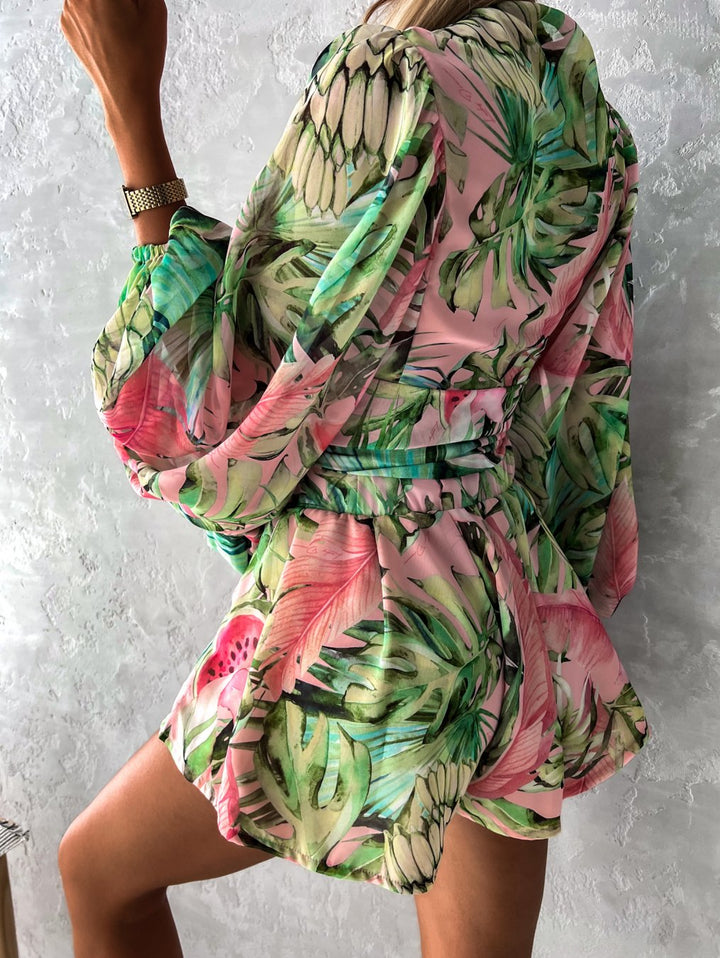 Sommerliches Damenkleid mit Strohhut für Strandurlaub-Luzern Mode