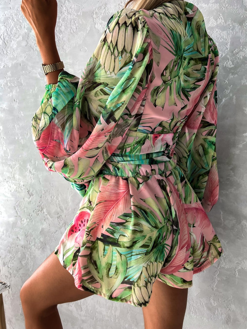 Sommerliches Damenkleid mit Strohhut für Strandurlaub-Luzern Mode