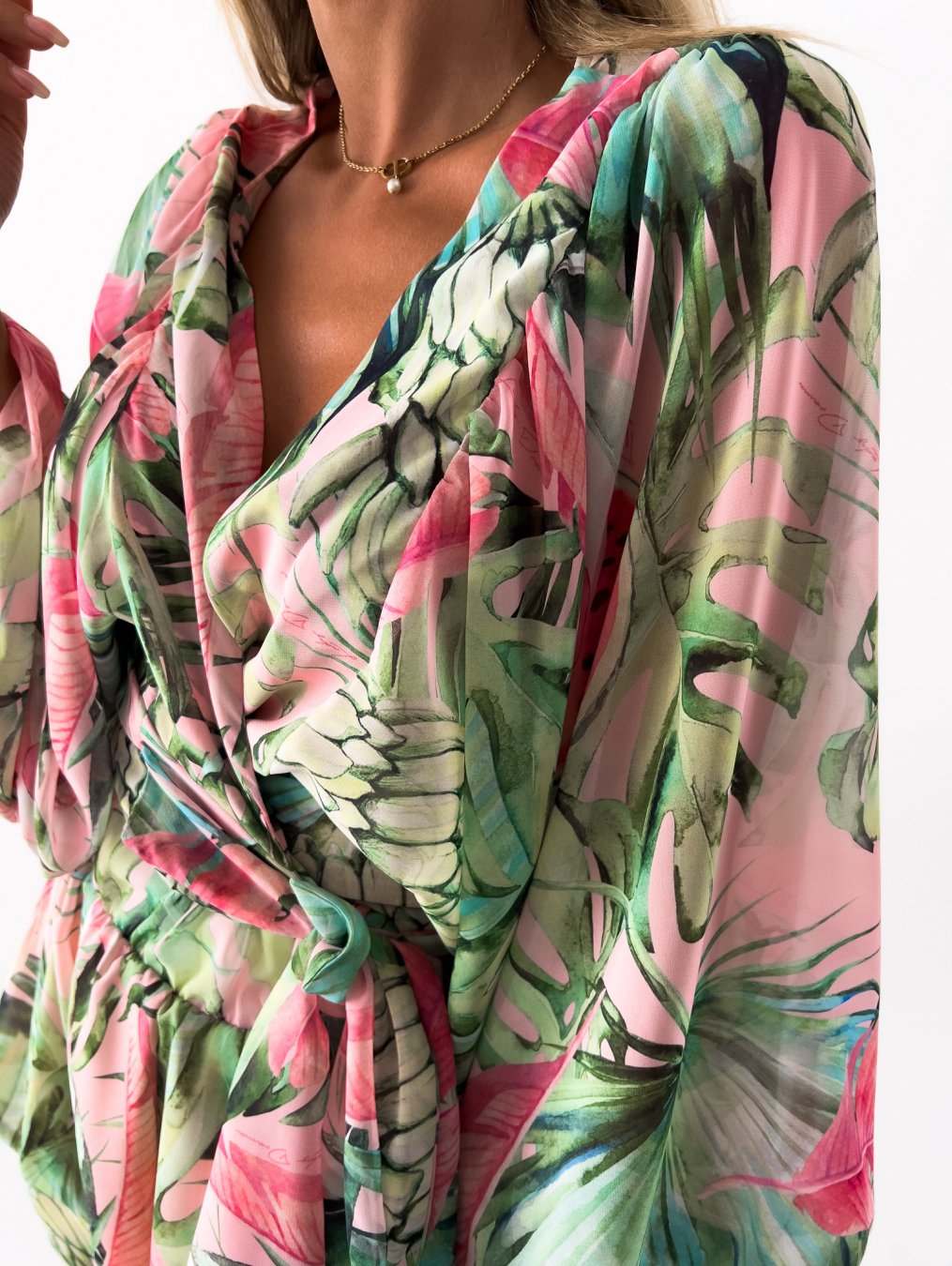 Sommerliches Damenkleid mit Strohhut für Strandurlaub-Luzern Mode